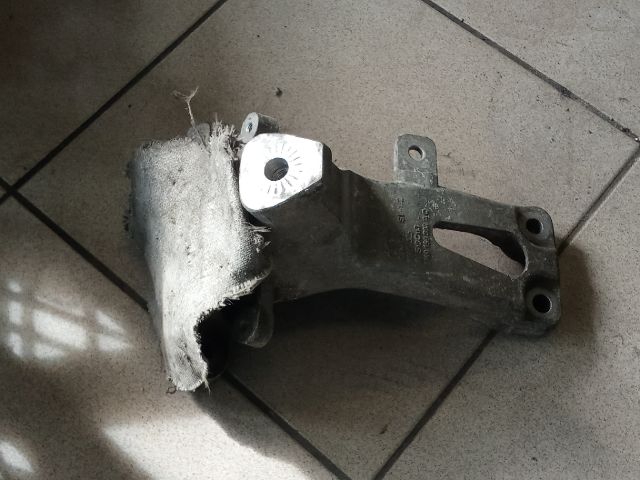 bontott AUDI A4 B8 Motor Tartó Bak (Pozíciófüggetlen)