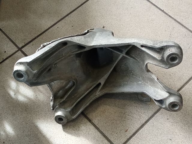 bontott AUDI A4 B8 Motor Tartó Bak (Pozíciófüggetlen)