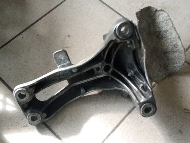 bontott AUDI A4 B8 Motor Tartó Bak (Pozíciófüggetlen)