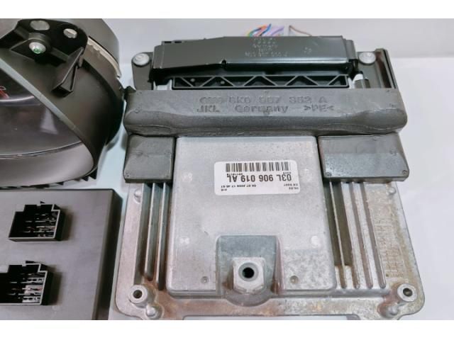 bontott AUDI A4 B8 Motorvezérlő