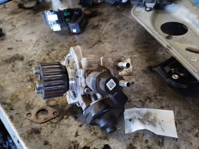 bontott AUDI A4 B8 Nagynyomású Szivattyú