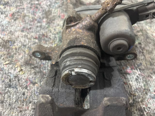 bontott AUDI A4 B8 Jobb hátsó Féknyereg Munkahengerrel