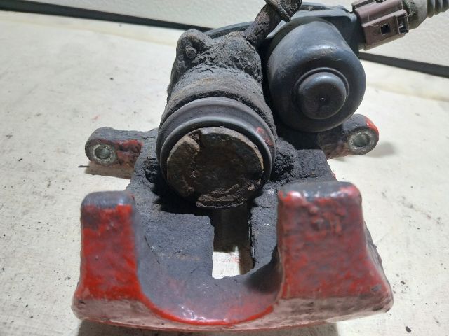 bontott AUDI A4 B8 Jobb hátsó Féknyereg Munkahengerrel