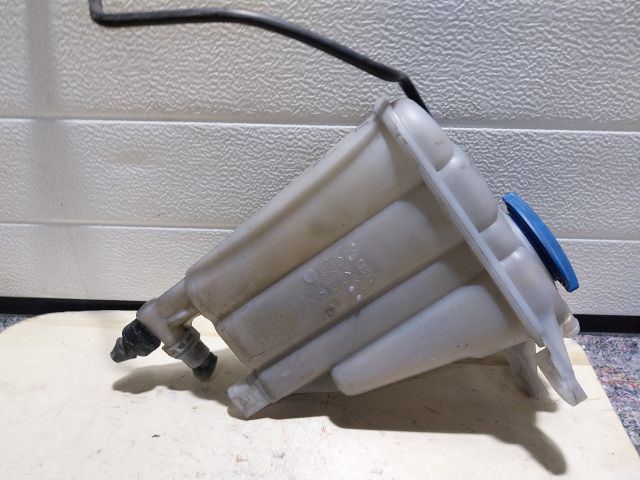 bontott AUDI A4 B8 Kiegyenlítő Tartály