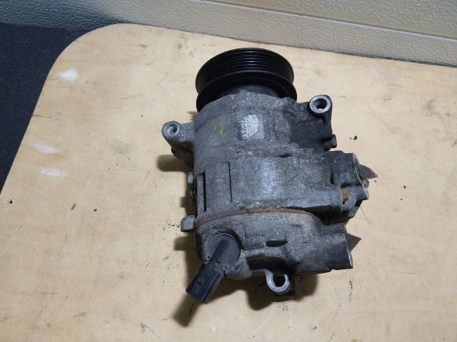 bontott AUDI A4 B8 Klímakompresszor