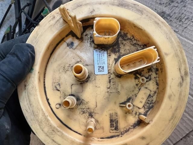 bontott AUDI A4 B8 Üzemanyag Szivattyú