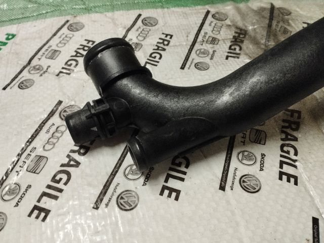 bontott AUDI A4 B8 Vízcső