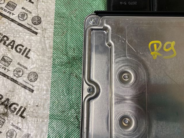 bontott AUDI A4 B8 Motorvezérlő