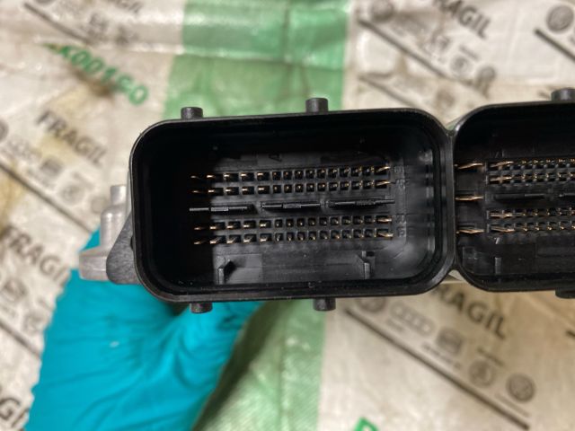 bontott AUDI A4 B8 Motorvezérlő