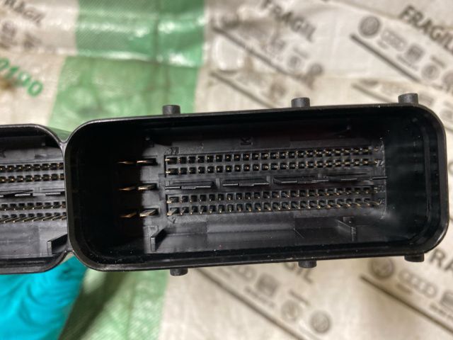 bontott AUDI A4 B8 Motorvezérlő