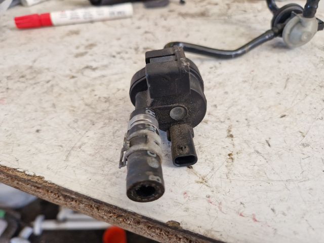 bontott AUDI A4 B8 Tankszellőztető Szelep