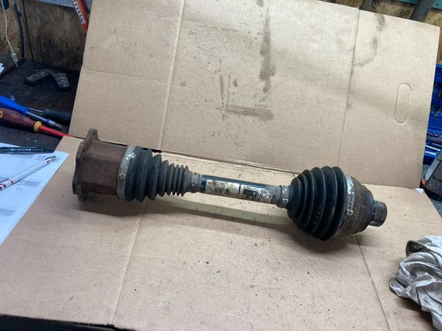 bontott AUDI A4 B8 Bal Féltengely