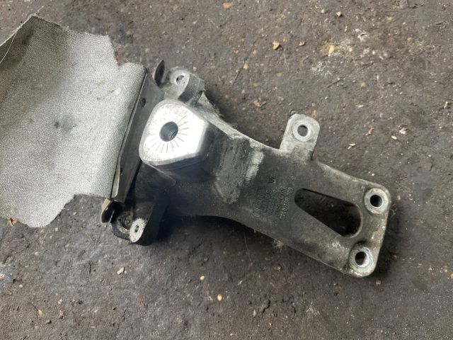 bontott AUDI A4 B8 Motor Tartó Bak (Fém)