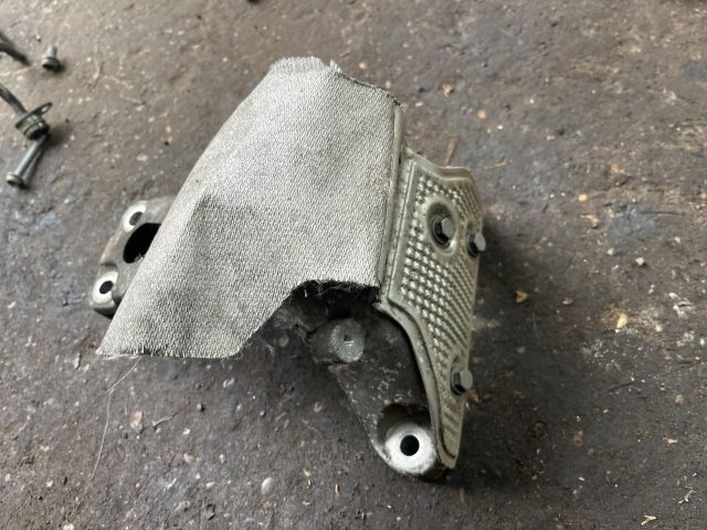 bontott AUDI A4 B8 Motor Tartó Bak (Fém)