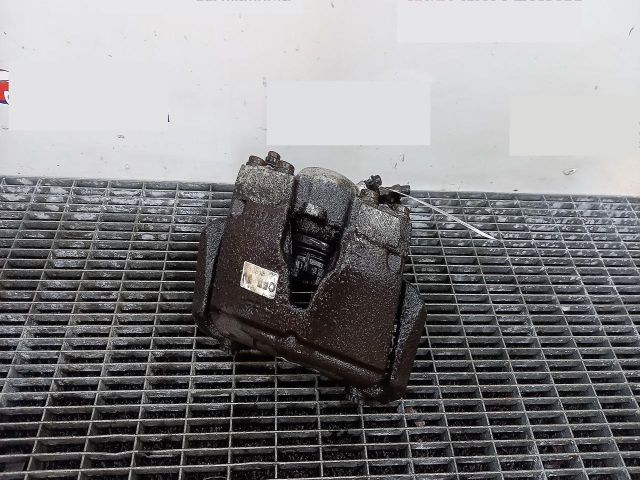 bontott AUDI A4 B8 Jobb első Féknyereg Munkahengerrel