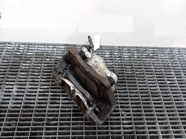 bontott AUDI A4 B8 Jobb első Féknyereg Munkahengerrel