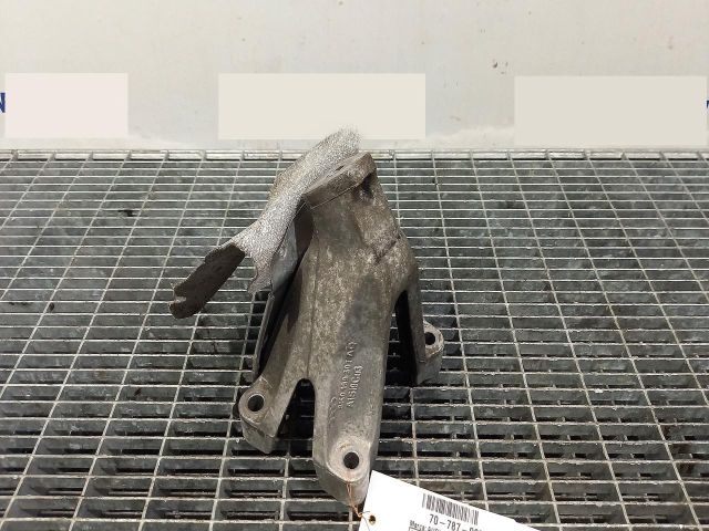 bontott AUDI A4 B8 Motor Tartó Bak Bal