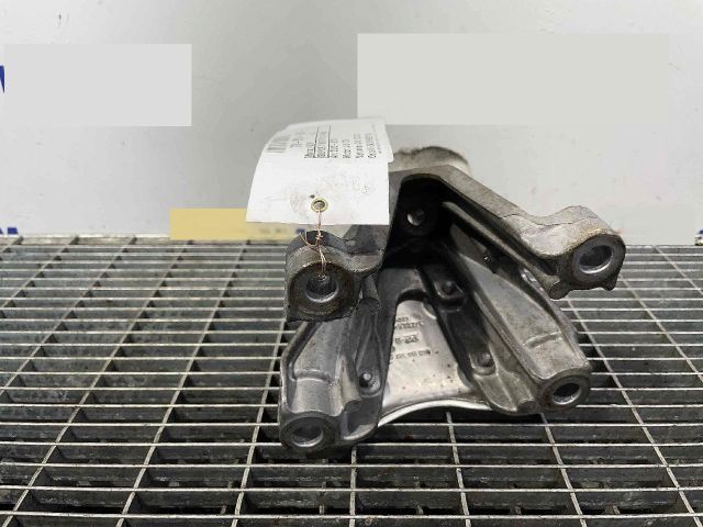 bontott AUDI A4 B8 Motor Tartó Bak Bal