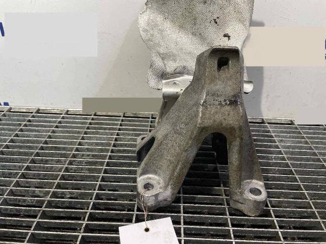 bontott AUDI A4 B8 Motor Tartó Bak Bal