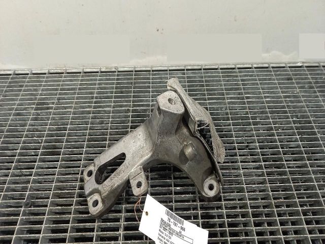 bontott AUDI A4 B8 Motor Tartó Bak Jobb