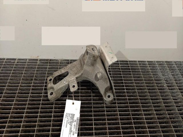 bontott AUDI A4 B8 Motor Tartó Bak Jobb