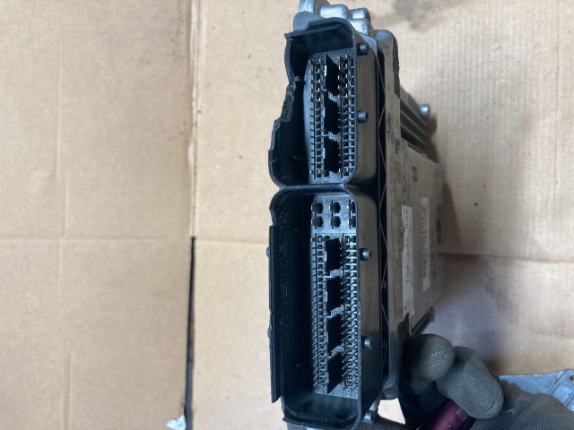 bontott AUDI A4 B8 Motorvezérlő