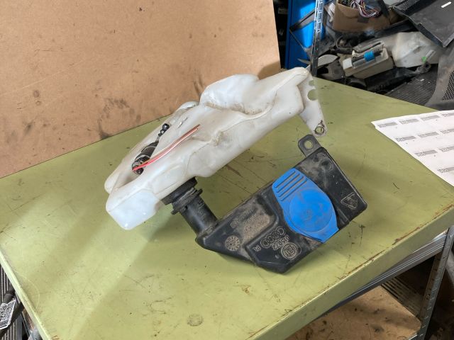 bontott AUDI A4 B8 Ablakmosó Tartály