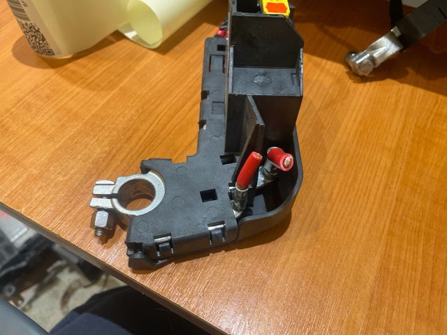 bontott AUDI A4 B8 Akkumulátor Saru Elektronikával