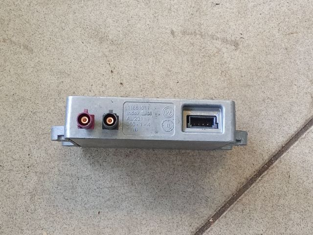 bontott AUDI A4 B8 Antenna Erősítő