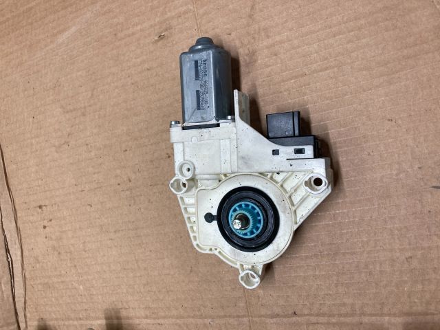 bontott AUDI A4 B8 Bal első Ablakemelő Motor