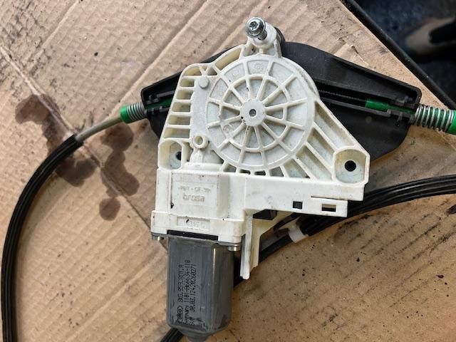 bontott AUDI A4 B8 Bal első Ablakemelő Motor