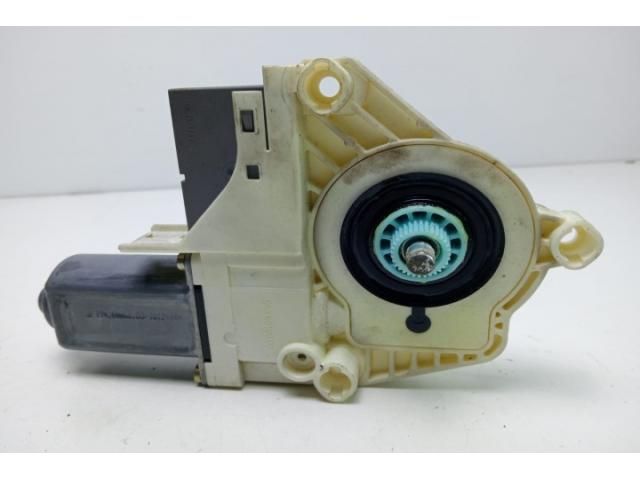 bontott AUDI A4 B8 Bal első Ablakemelő Motor