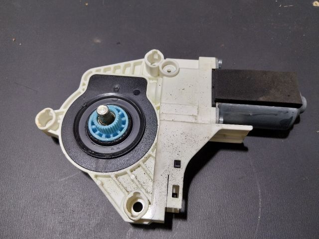 bontott AUDI A4 B8 Bal első Ablakemelő Motor