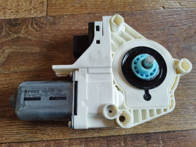 bontott AUDI A4 B8 Bal első Ablakemelő Motor