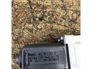 bontott AUDI A4 B8 Bal első Ablakemelő Motor