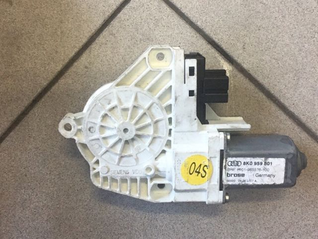 bontott AUDI A4 B8 Bal első Ablakemelő Motor