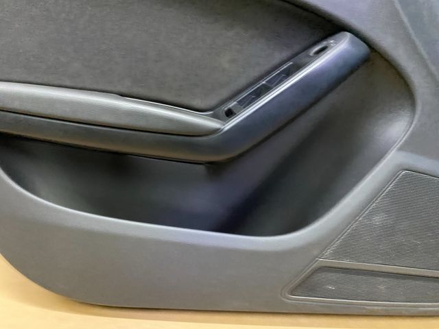 bontott AUDI A4 B8 Bal első Ajtó Kárpit