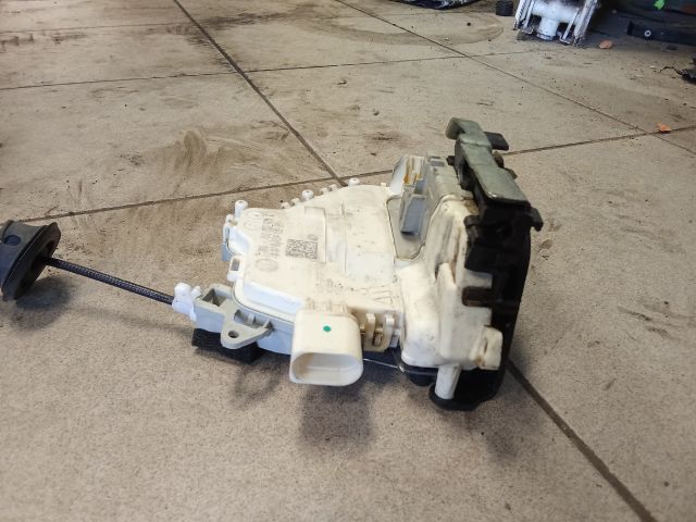 bontott AUDI A4 B8 Bal első Ajtózár