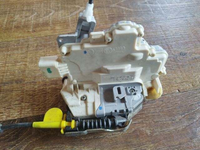 bontott AUDI A4 B8 Bal első Ajtózár