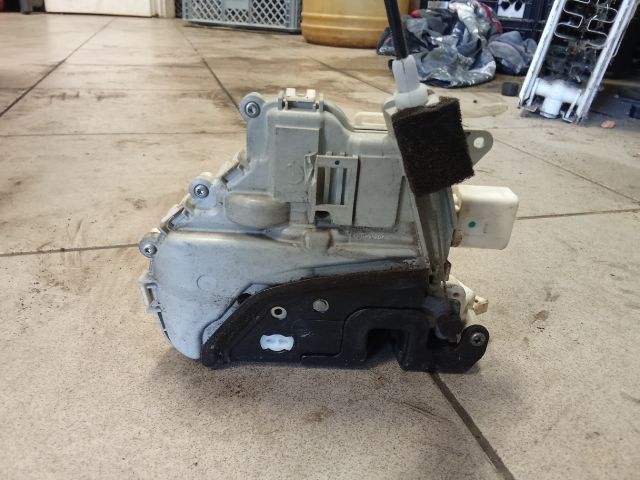 bontott AUDI A4 B8 Bal első Ajtózár