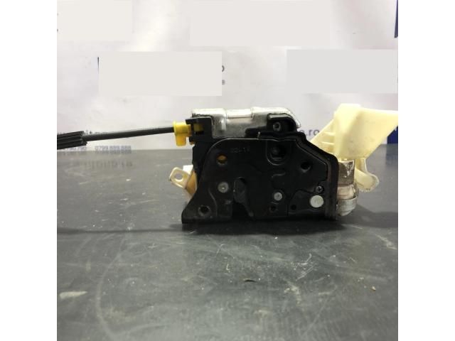 bontott AUDI A4 B8 Bal első Ajtózár