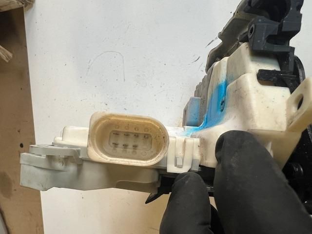 bontott AUDI A4 B8 Bal első Ajtózár