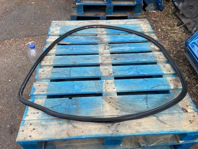 bontott AUDI A4 B8 Bal első Gumikéder