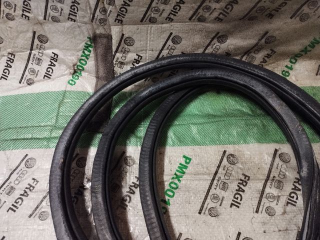 bontott AUDI A4 B8 Bal első Gumikéder