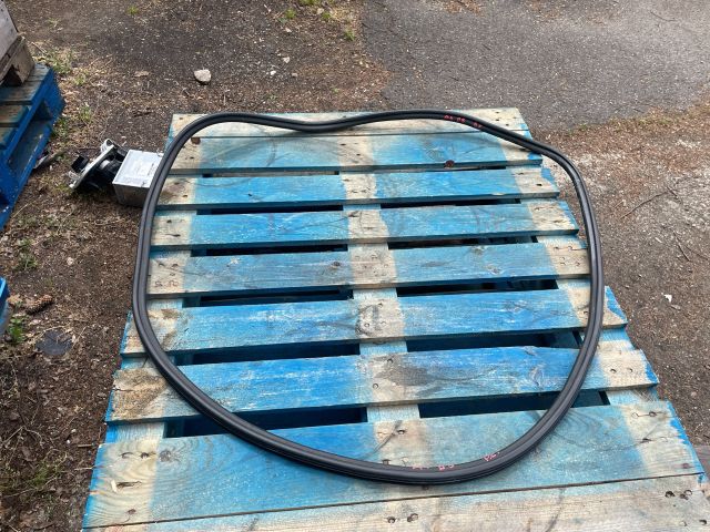 bontott AUDI A4 B8 Bal első Gumikéder