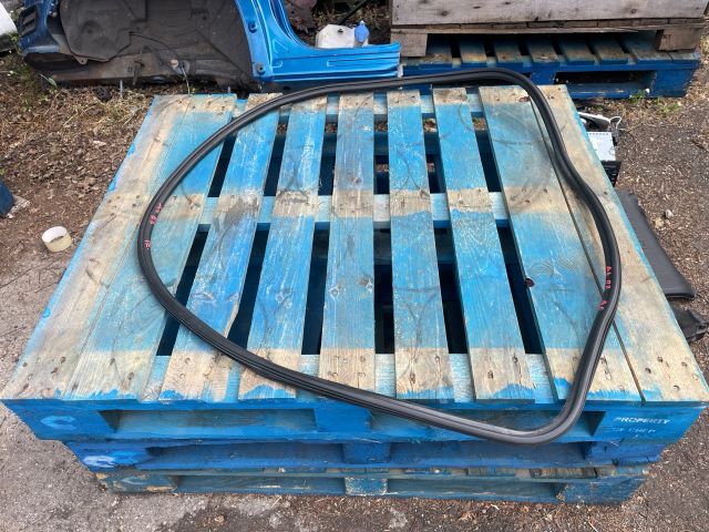 bontott AUDI A4 B8 Bal első Gumikéder