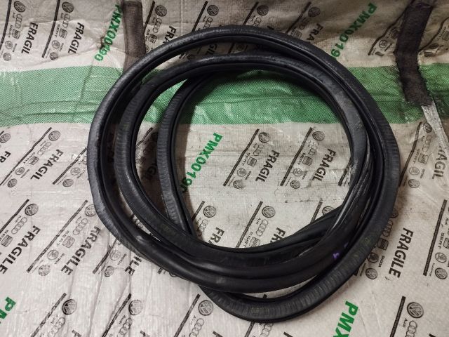 bontott AUDI A4 B8 Bal első Gumikéder