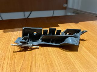 bontott AUDI A4 B8 Bal első Oldal Lökhárító Tartó (Műanyag)