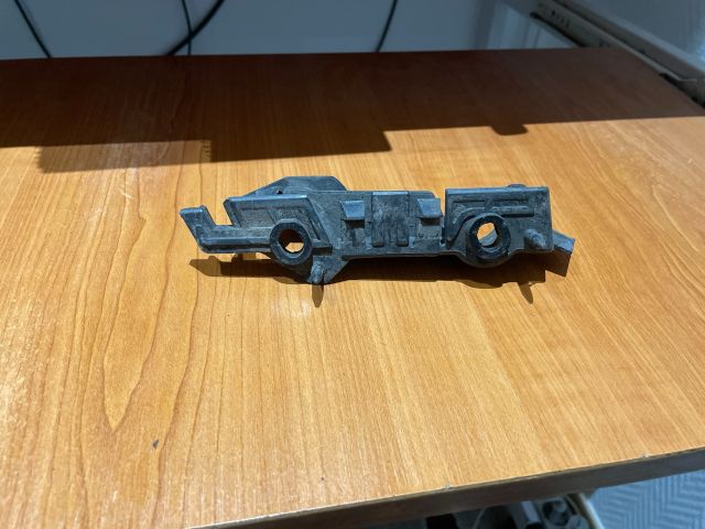 bontott AUDI A4 B8 Bal első Oldal Lökhárító Tartó (Műanyag)