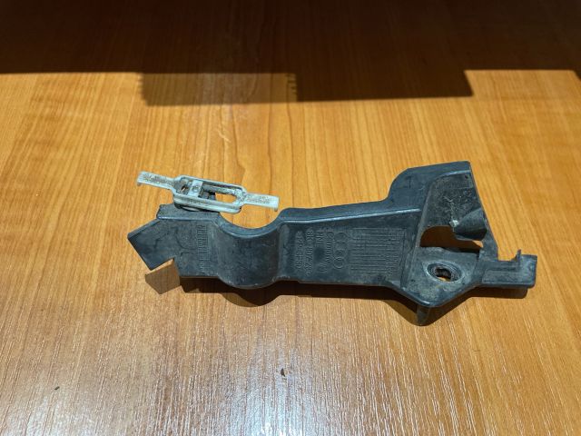 bontott AUDI A4 B8 Bal első Oldal Lökhárító Tartó (Műanyag)